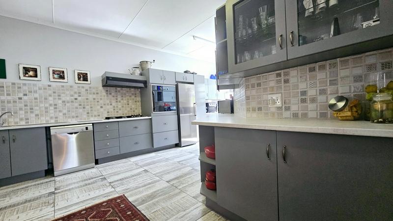6 Bedroom Property for Sale in Fraaiuitsig Western Cape
